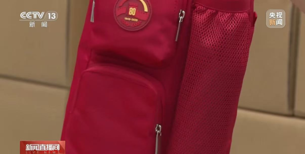 牛盈服务中心 看阅兵｜观礼人员服务包的巧妙设计——寓意“和平80”